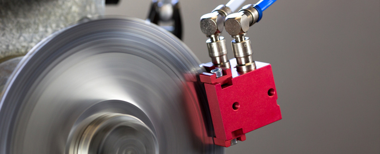 Réduire l’usure des outils avec les buses de microlubrification dans l’usinage